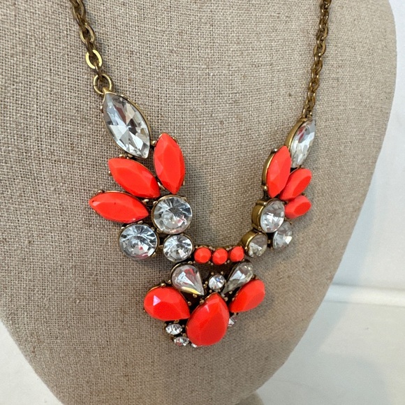J.CREW - Coral Statement Necklace. - Picture 4 of 6
